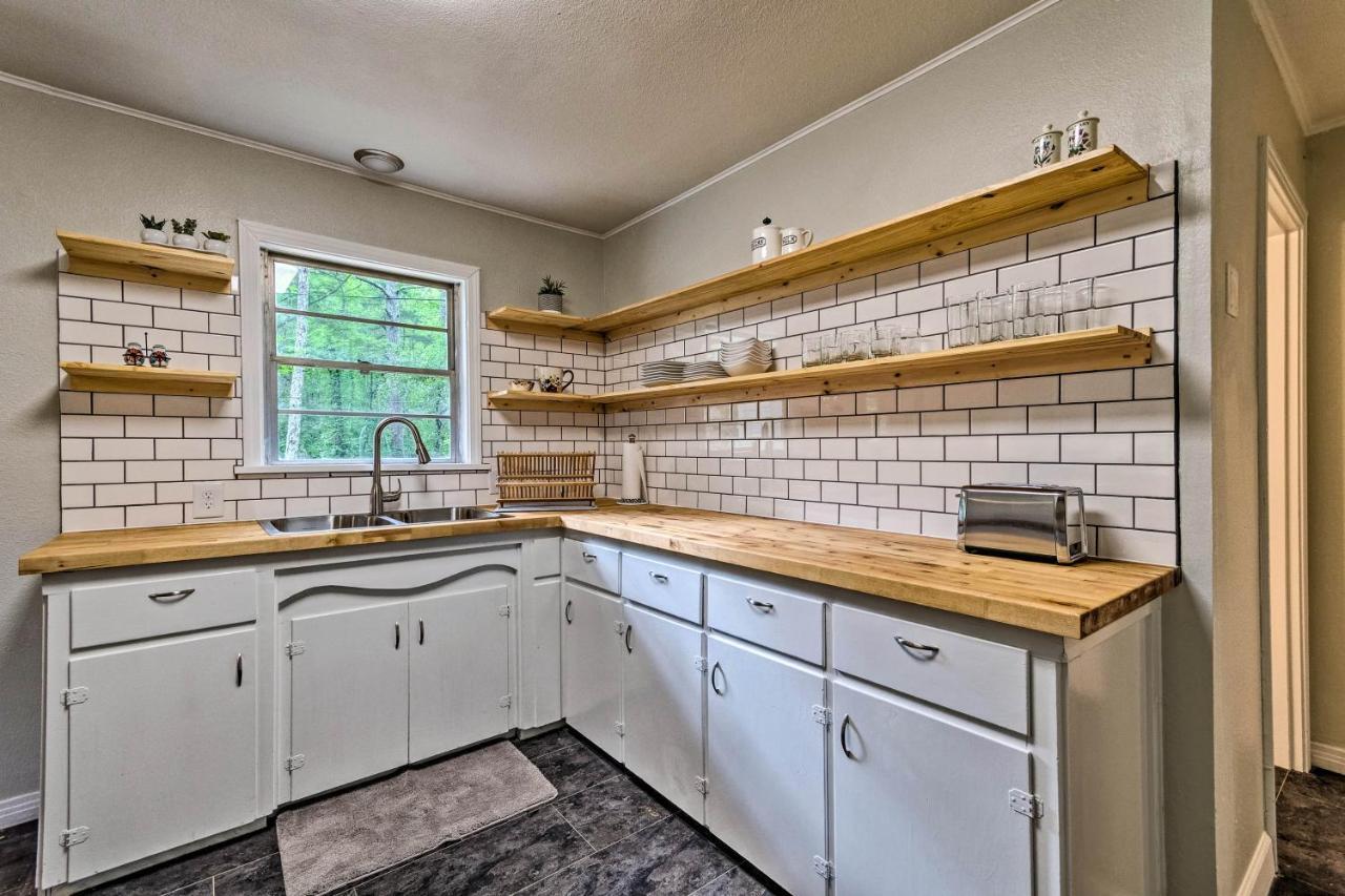 Centrally Located Hot Springs Home With Deck! Экстерьер фото